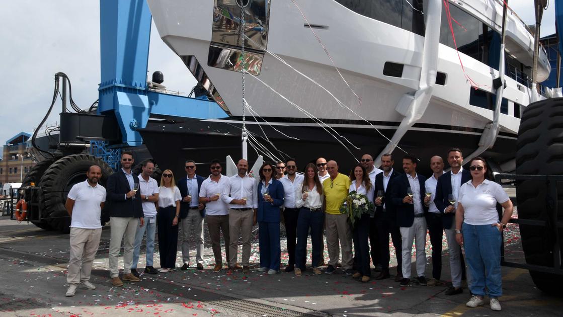 a viareggio la nautica di lusso made in italy ecco lo yacht 8216grande8217 di azimut benetti