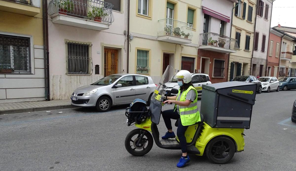 https://www.lanazione.it/image-service/view/acePublic/alias/contentid/MDc2Y2IzZTUtMGI2OS00/0/consegne-sotto-il-sole-i-postini-a-rischio-malori-si-mobilitano-i-sindacati.jpeg?f=1.91:1&w=1200