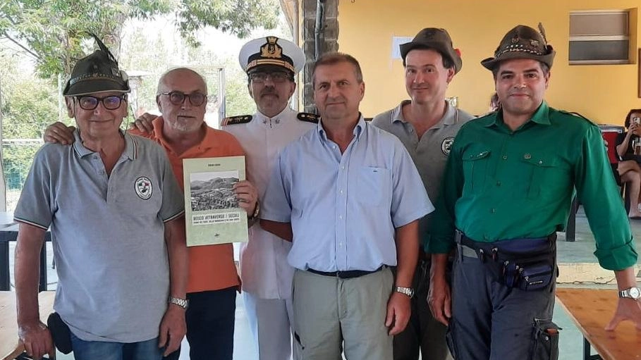 I rappresentanti dei vari gruppi presenti alla manifestazione per l’inaugurazione della lapide ai caduti di tutte le guerre I rappresentanti dei vari gruppi presenti alla manifestazione per l’inaugurazione della lapide ai caduti di tutte le guerre