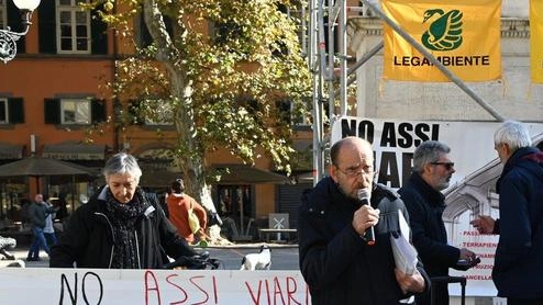 Ieri la partecipata manifestazione di protesta in piazza Napoleone. Poi l’annuncio: ”Presenteremo un esposto per fermare la colata di cemento“. Ieri la partecipata manifestazione di protesta in piazza Napoleone. Poi l’annuncio: ”Presenteremo un esposto per fermare la colata di cemento“.