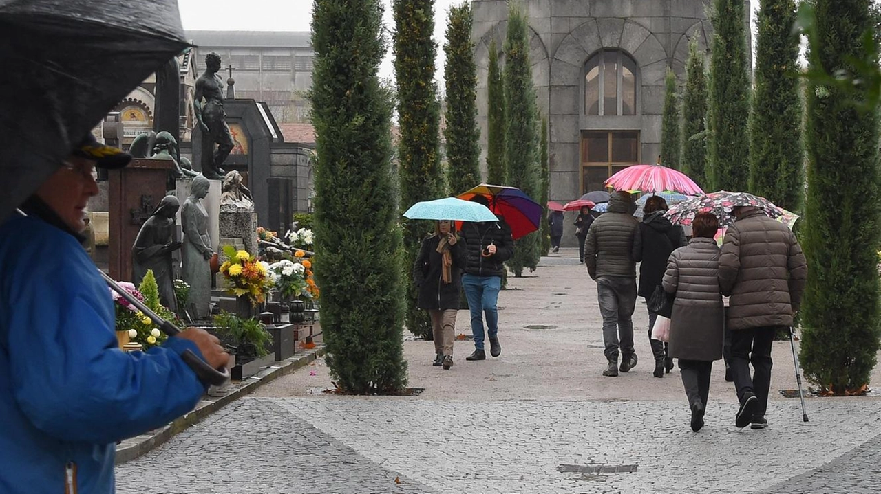Visitatori a un cimitero durante la festa di Ognisanti e la festa dei morti (foto d’archivio) Visitatori a un cimitero durante la festa di Ognisanti e la festa dei morti (foto d’archivio)