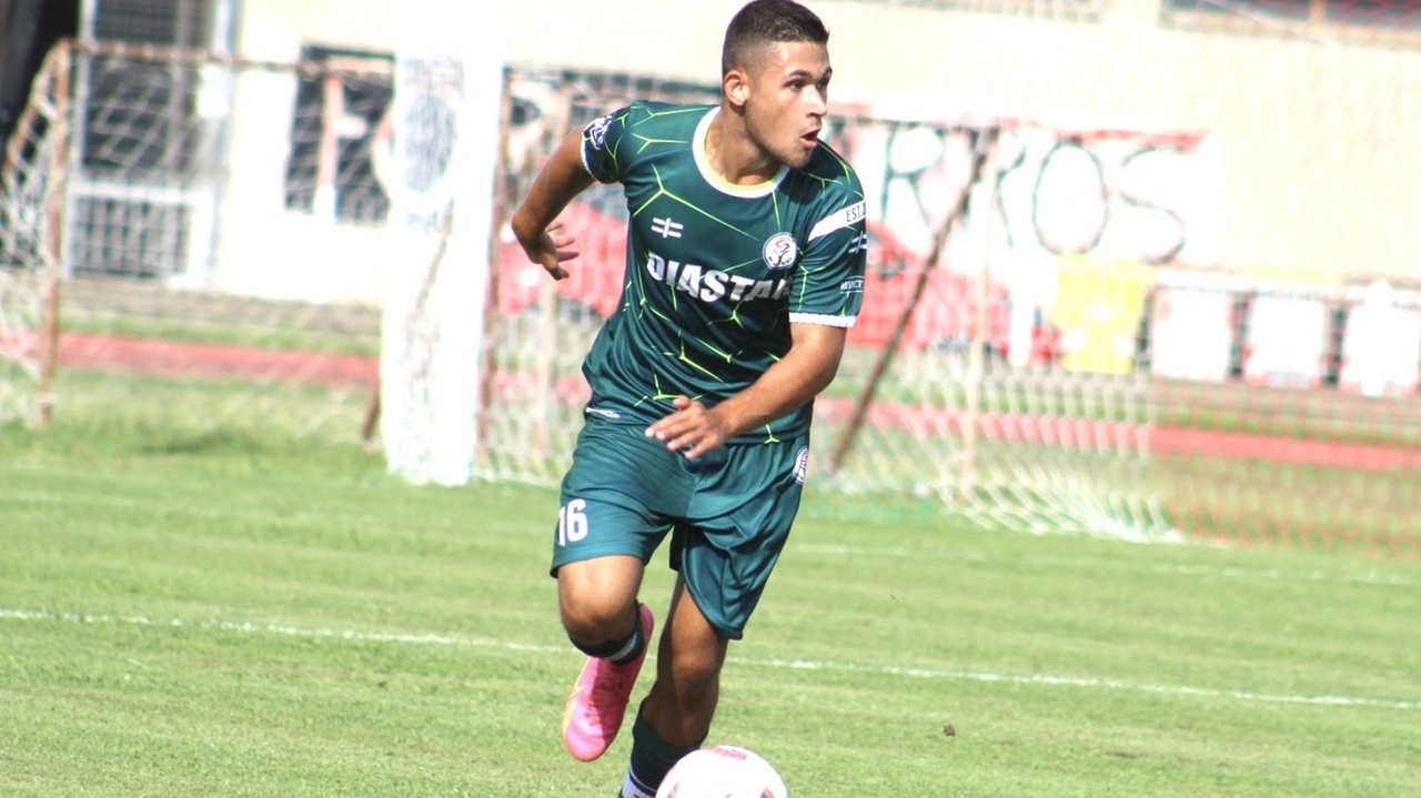 L’esterno destro Lorenzo Salerno (classe 2004) del Seravezza oggi dovrebbe tornare titolare nel derby col GhiviBorgo al “Buon Riposo“ L’esterno destro Lorenzo Salerno (classe 2004) del Seravezza oggi dovrebbe tornare titolare nel derby col GhiviBorgo al “Buon Riposo“