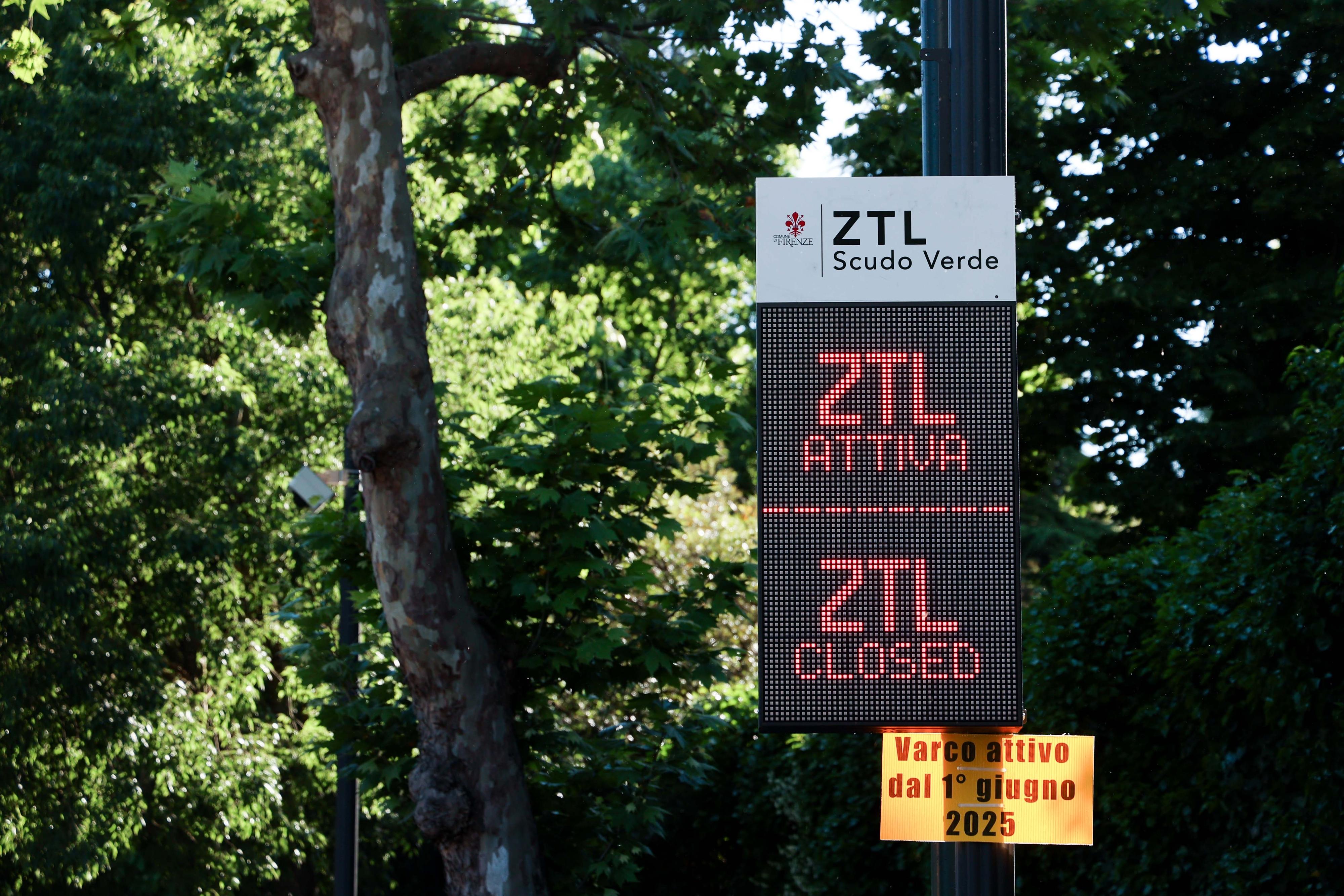Quelle scritte rosse “Ztl attiva”, ma sono varchi dello Scudo Verde. “Che confusione” Quelle scritte rosse “Ztl attiva”, ma sono varchi dello Scudo Verde. “Che confusione”