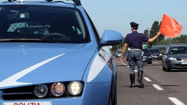 https://www.lanazione.it/image-service/view/acePublic/alias/contentid/MDc5MzRiMmMtYjk5YS00/0/polizia-stradale-generica.jpeg?f=16:9&w=1200&h=630