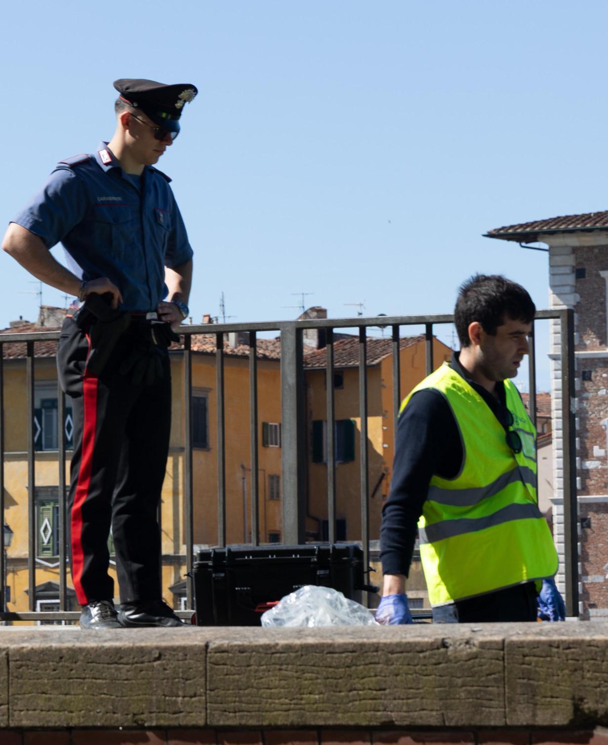 PISA Giallo sulle sponde dell’Arno. Precipita dalla spalletta e muore PISA Giallo sulle sponde dell’Arno. Precipita dalla spalletta e muore