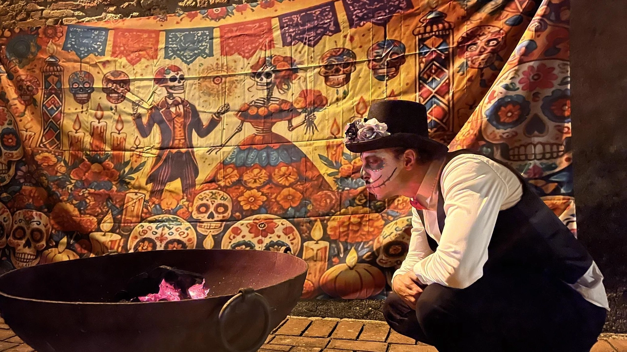 La prima edizione del Dia de los muertos tra candele e altari. La prima edizione del Dia de los muertos tra candele e altari.