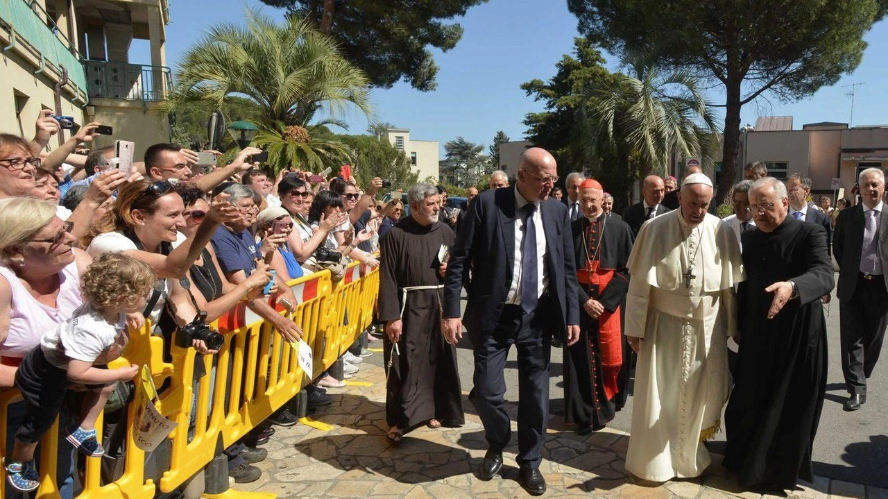 Ieri la messa in suffragio celebrata da Palletti nella cripta di Cristo Re . Bucci: "Profondo legame con questa terra, il mondo perde la sua guida".
