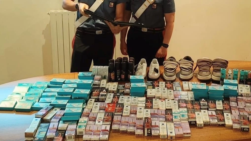 I due fermi di indiziato di delitto sono stati messi a segno dai carabinieri che sono stati chiamati a intervenire dal personale della vigilanza dell’esercizio commerciale I due fermi di indiziato di delitto sono stati messi a segno dai carabinieri che sono stati chiamati a intervenire dal personale della vigilanza dell’esercizio commerciale