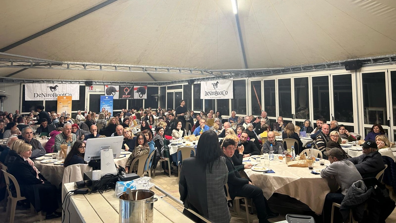 Le persone a tavola durante la Cena dei Talenti