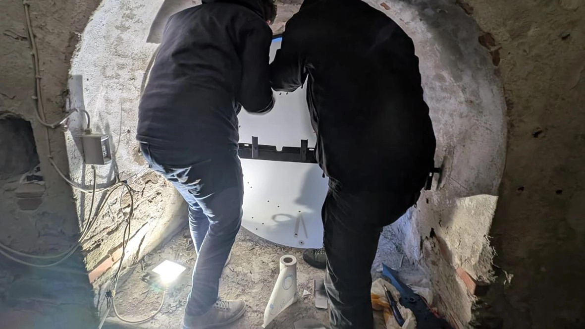 I volontari durante la fase di montaggio dell’orologio restaurato. Era stato danneggiato un mese fa durante una violenta tempesta I volontari durante la fase di montaggio dell’orologio restaurato. Era stato danneggiato un mese fa durante una violenta tempesta