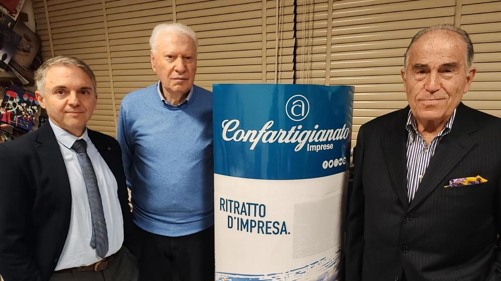 Sopra Gabriele. Carapelli, Marcello Alessandri e Mario Cerri di Confartigianato Toscana, a sinistra l’immagine d’archivio di un’azienda di pelletteria Sopra Gabriele. Carapelli, Marcello Alessandri e Mario Cerri di Confartigianato Toscana, a sinistra l’immagine d’archivio di un’azienda di pelletteria