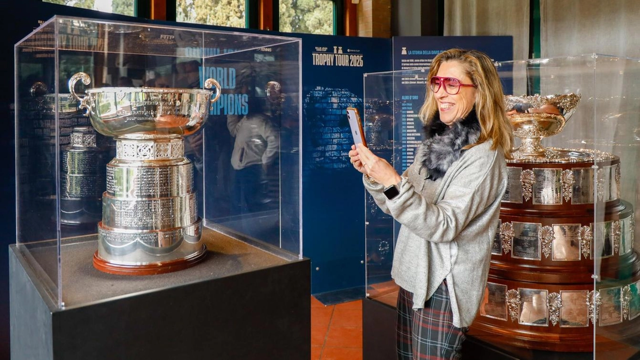 La Coppa Davis e la Billie Jean King Cup ieri hanno fatto tappa al circolo tennis La Limonaia con vere e proprie file di appassionati per una foto insieme ai trofei La Coppa Davis e la Billie Jean King Cup ieri hanno fatto tappa al circolo tennis La Limonaia con vere e proprie file di appassionati per una foto insieme ai trofei