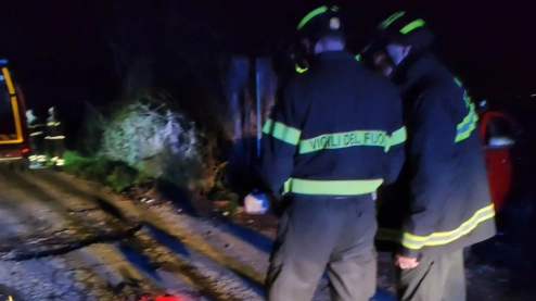 Vigili del fuoco in un'immagine di repertorio. L'uomo è disperso nei boschi di Pian di Novello Vigili del fuoco in un'immagine di repertorio. L'uomo è disperso nei boschi di Pian di Novello