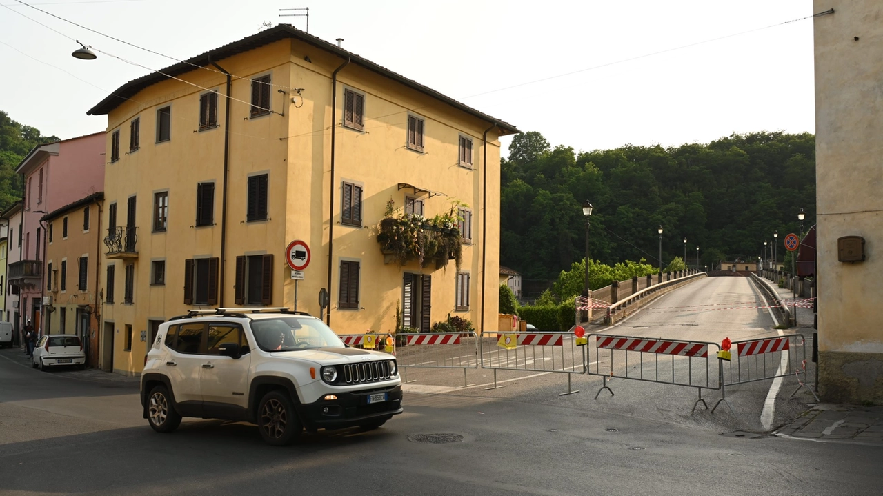 Il ponte di Sant’Ansano chiuso da ieri pomeriggio a veicoli e pedoni (foto Alcide) Il ponte di Sant’Ansano chiuso da ieri pomeriggio a veicoli e pedoni (foto Alcide)
