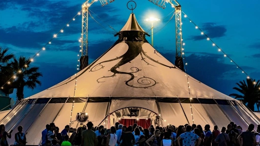 Lo chapiteau del Teatro delle Foglie allestito per accogliere gli spettatori del Marinella Festival Lo chapiteau del Teatro delle Foglie allestito per accogliere gli spettatori del Marinella Festival