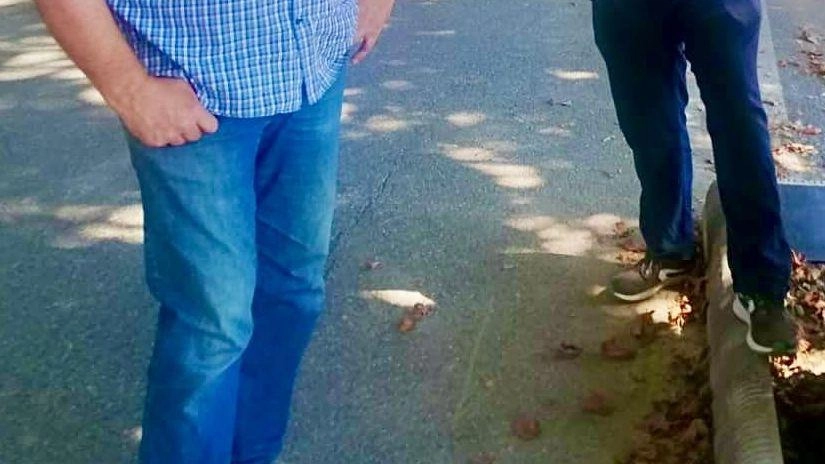Il sindaco di Carmignano Edoardo Prestanti e il vice sindaco e assessore all’Ambiente Federico Migaldi durante il loro sopralluogo in viale Parenti per controllare l’andamento delle operazioni Il sindaco di Carmignano Edoardo Prestanti e il vice sindaco e assessore all’Ambiente Federico Migaldi durante il loro sopralluogo in viale Parenti per controllare l’andamento delle operazioni