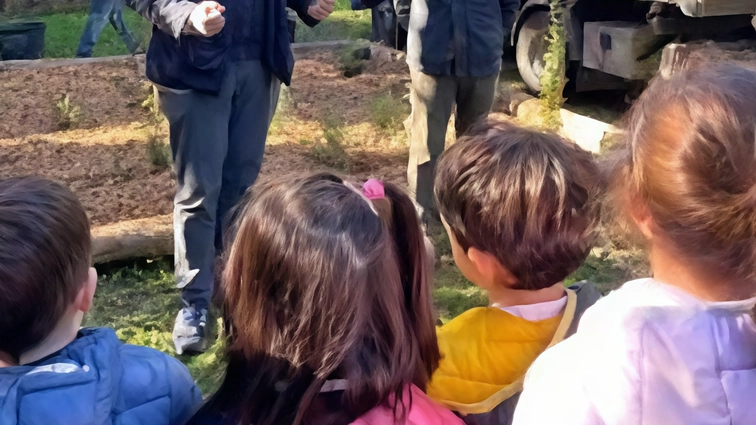Bimbi della scuola Pertini a Scandicci piantano bosco didattico con Unicoop Firenze. Iniziativa educativa per sensibilizzare su ambiente e biodiversità. Bimbi della scuola Pertini a Scandicci piantano bosco didattico con Unicoop Firenze. Iniziativa educativa per sensibilizzare su ambiente e biodiversità.