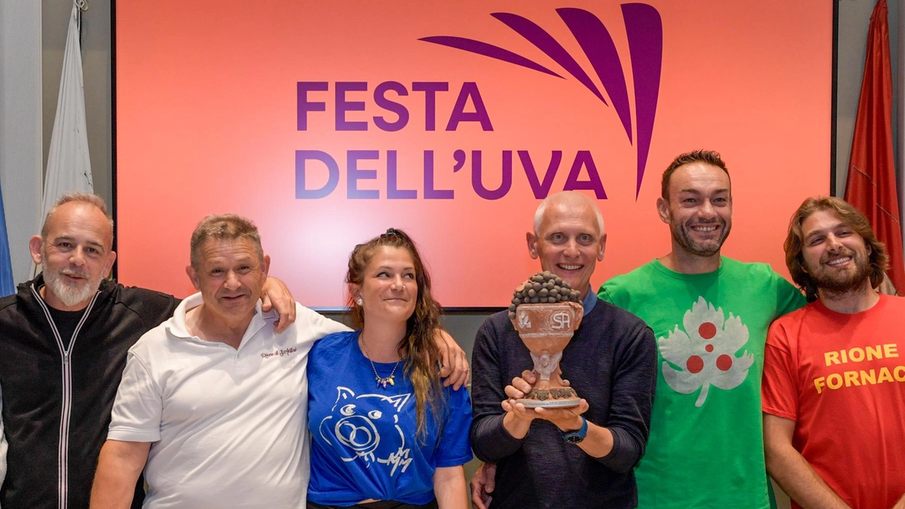 I rioni affilano le armi della creatività a servizio della loro grande Festa dell’Uva. La numero 99 è già da... I rioni affilano le armi della creatività a servizio della loro grande Festa dell’Uva. La numero 99 è già da...
