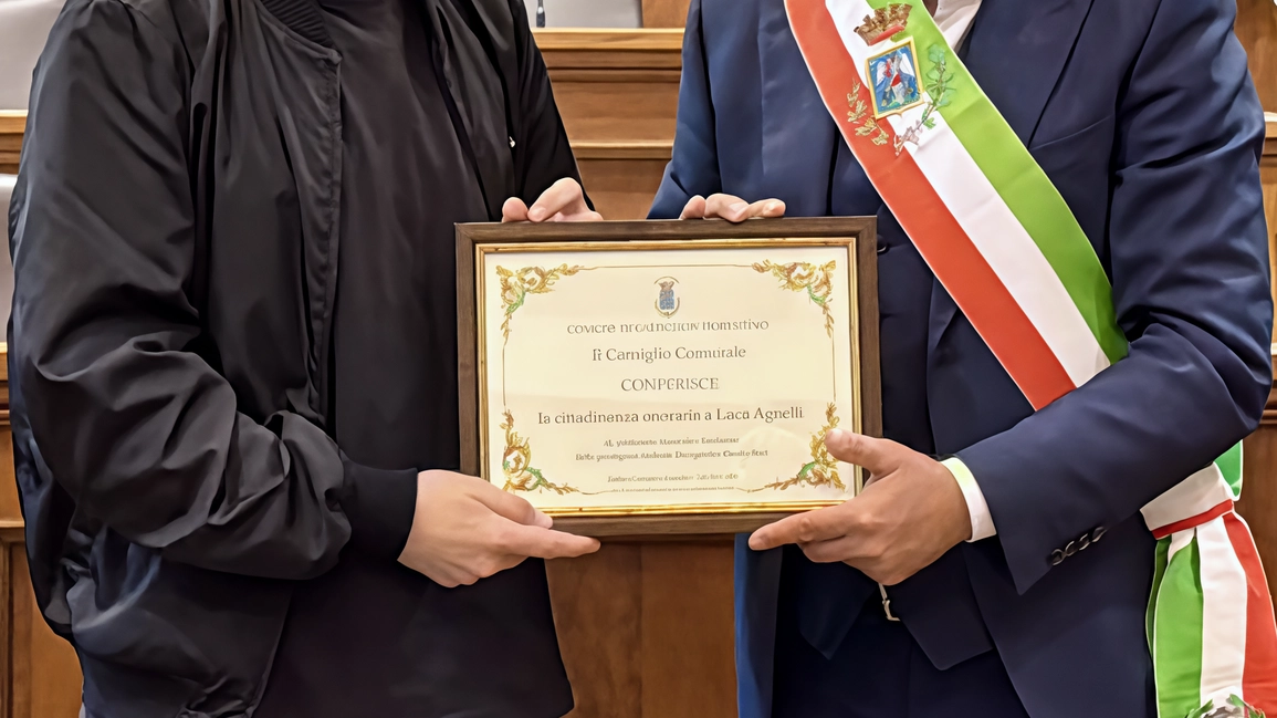 Assegnata, nel giorno del patrono San Michele, la cittadinanza onoraria di Castiglion Fiorentino al dj Luca Agnelli. È... Assegnata, nel giorno del patrono San Michele, la cittadinanza onoraria di Castiglion Fiorentino al dj Luca Agnelli. È...