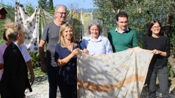 Le prove di tintura con l’eucalipto. Fabio Giusti della Trafi è in alto a sinistra Le prove di tintura con l’eucalipto. Fabio Giusti della Trafi è in alto a sinistra