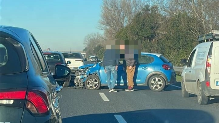 L'incidente tra due auto in Fi-Pi-Li (foto da Facebook) L'incidente tra due auto in Fi-Pi-Li (foto da Facebook)