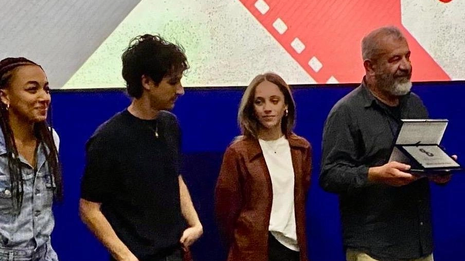 il regista Francesco Falaschi (primo da destra) ritira il premio a Roma come miglior lungometraggio per il suo film ’C’è un posto nel mondo’ il regista Francesco Falaschi (primo da destra) ritira il premio a Roma come miglior lungometraggio per il suo film ’C’è un posto nel mondo’