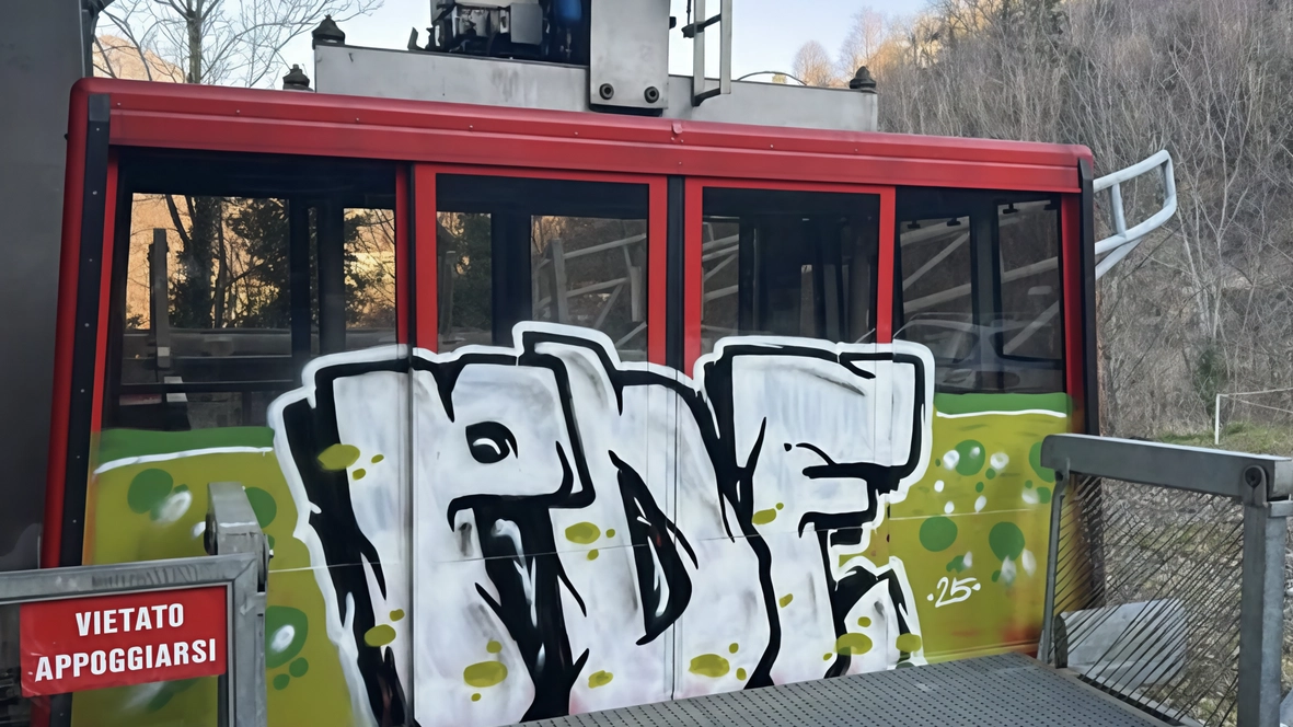 Così si presenta la cabina della funivia. dopo il raid dei vandali: dovrà essere ripulita e i vetri dovranno essere sostituiti Così si presenta la cabina della funivia. dopo il raid dei vandali: dovrà essere ripulita e i vetri dovranno essere sostituiti