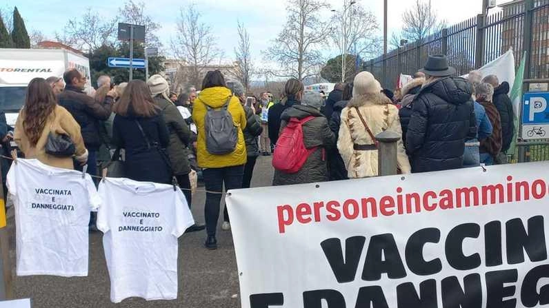 Presidio al tribunale di ’Persone in cammino’. E il mondo ’no vax’ continua a vivere in rete.