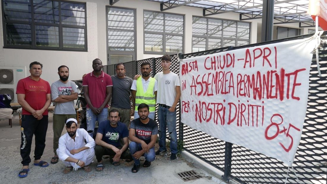 La protesta dei lavoratori della San Martino in via Bisenzio è appoggiata dal sindacato dei Sudd Cobas La protesta dei lavoratori della San Martino in via Bisenzio è appoggiata dal sindacato dei Sudd Cobas