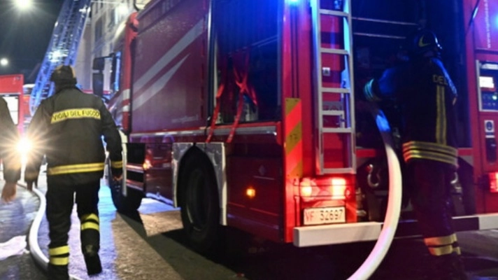 Caos sulla A1, mezzo pesante sbanda sui new jersey e prende fuoco
