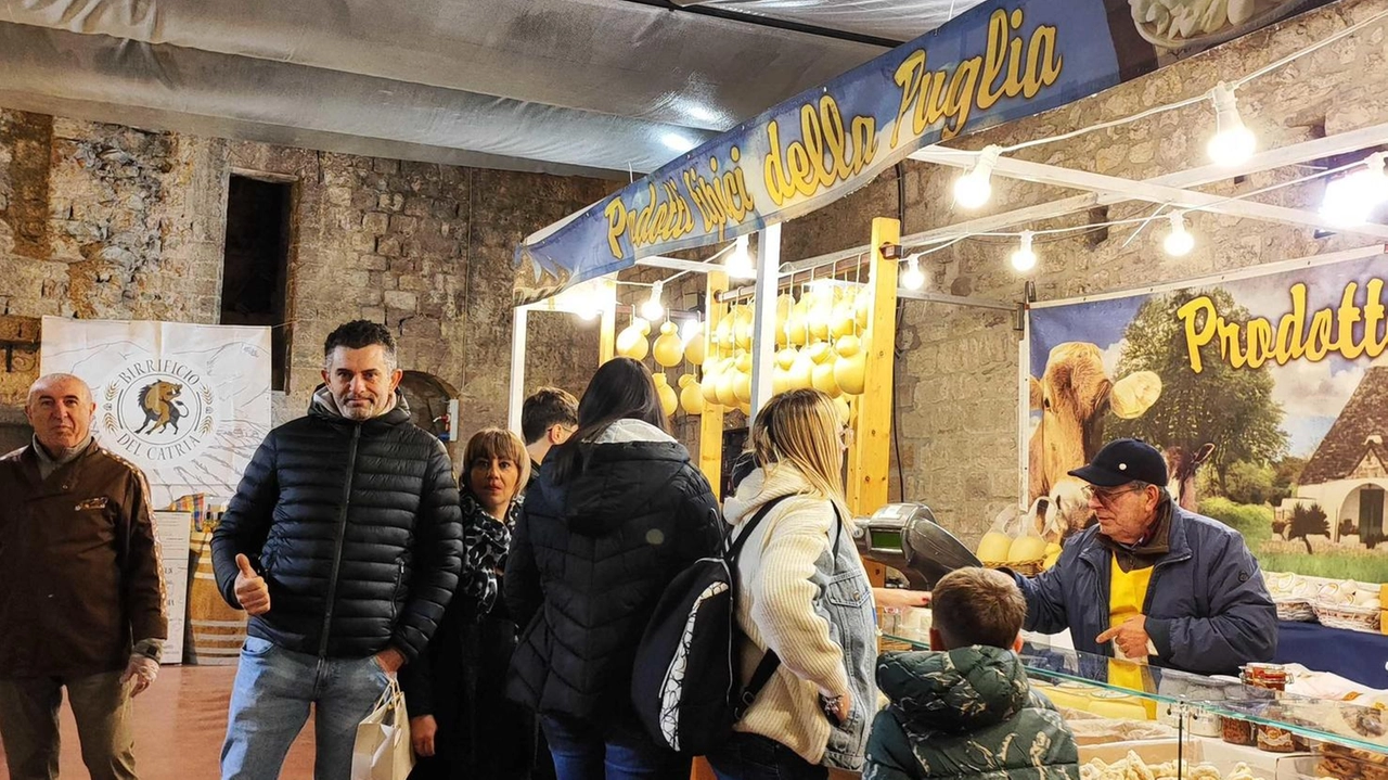 Gubbio, la spalmatura di stand ed eventi in più settimane fa discutere. Un pomeriggio in compagnia delle eccellenze locali e dei ’capeletti’ . Gubbio, la spalmatura di stand ed eventi in più settimane fa discutere. Un pomeriggio in compagnia delle eccellenze locali e dei ’capeletti’ .