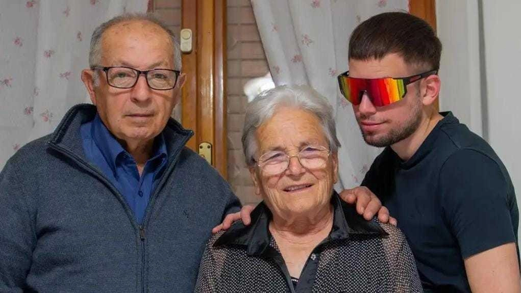 Nonna Vera derubata mentre fa la spesa, il nipote Thomas Rossini lancia un appello. "Mentre mia nonna era assorta... Nonna Vera derubata mentre fa la spesa, il nipote Thomas Rossini lancia un appello. "Mentre mia nonna era assorta...