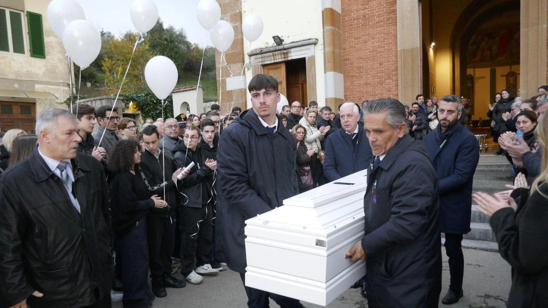Chiesa gremita per il funerale di Marco Innocenti, morto a soli 15 anni (foto Attlami) Chiesa gremita per il funerale di Marco Innocenti, morto a soli 15 anni (foto Attlami)