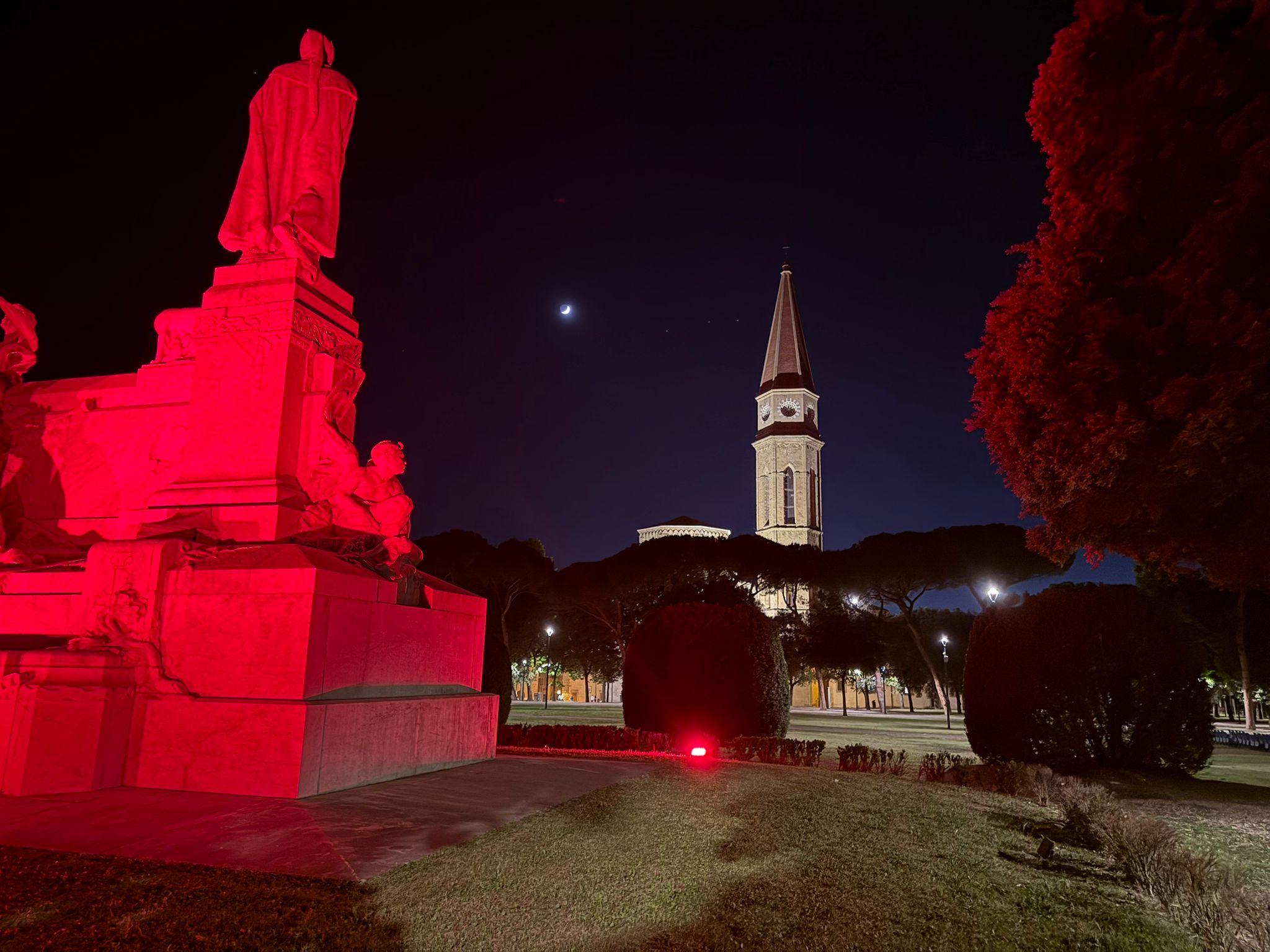 giornata mondiale del donatore di sangue illuminato di rosso il monumento a francesco petrarca