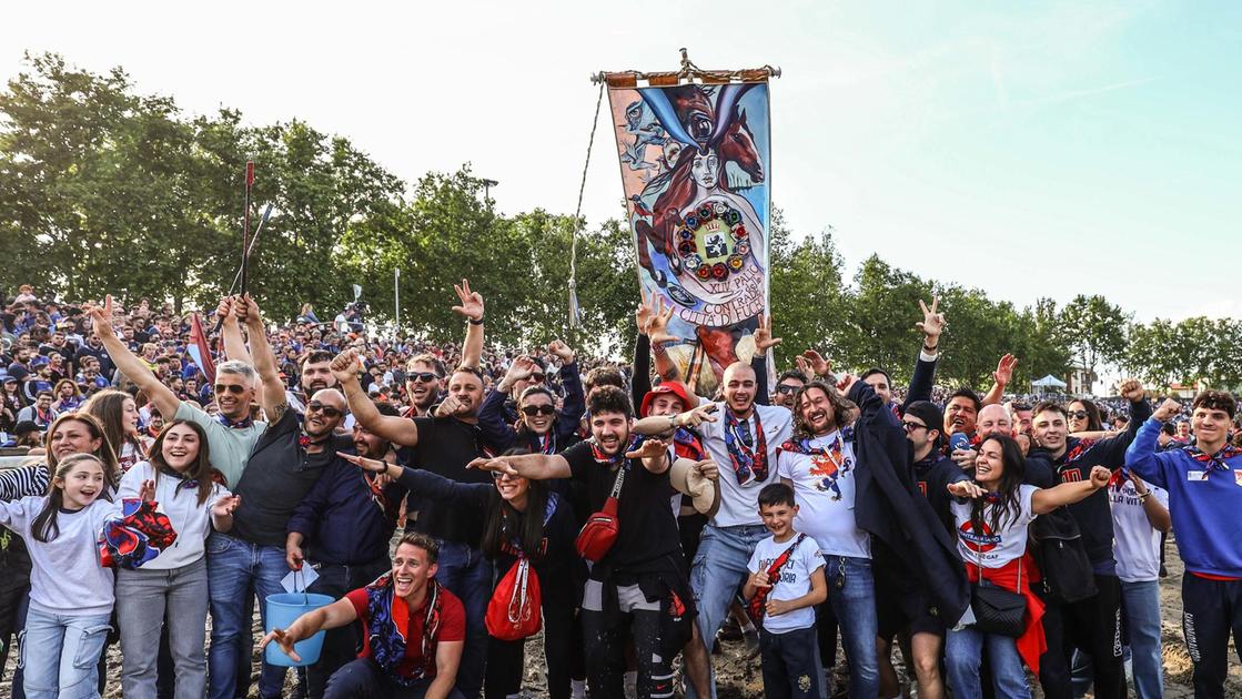 Emozione rossoblù. Samo scatenato conquista il Cencio. E la festa esplode Emozione rossoblù. Samo scatenato conquista il Cencio. E la festa esplode