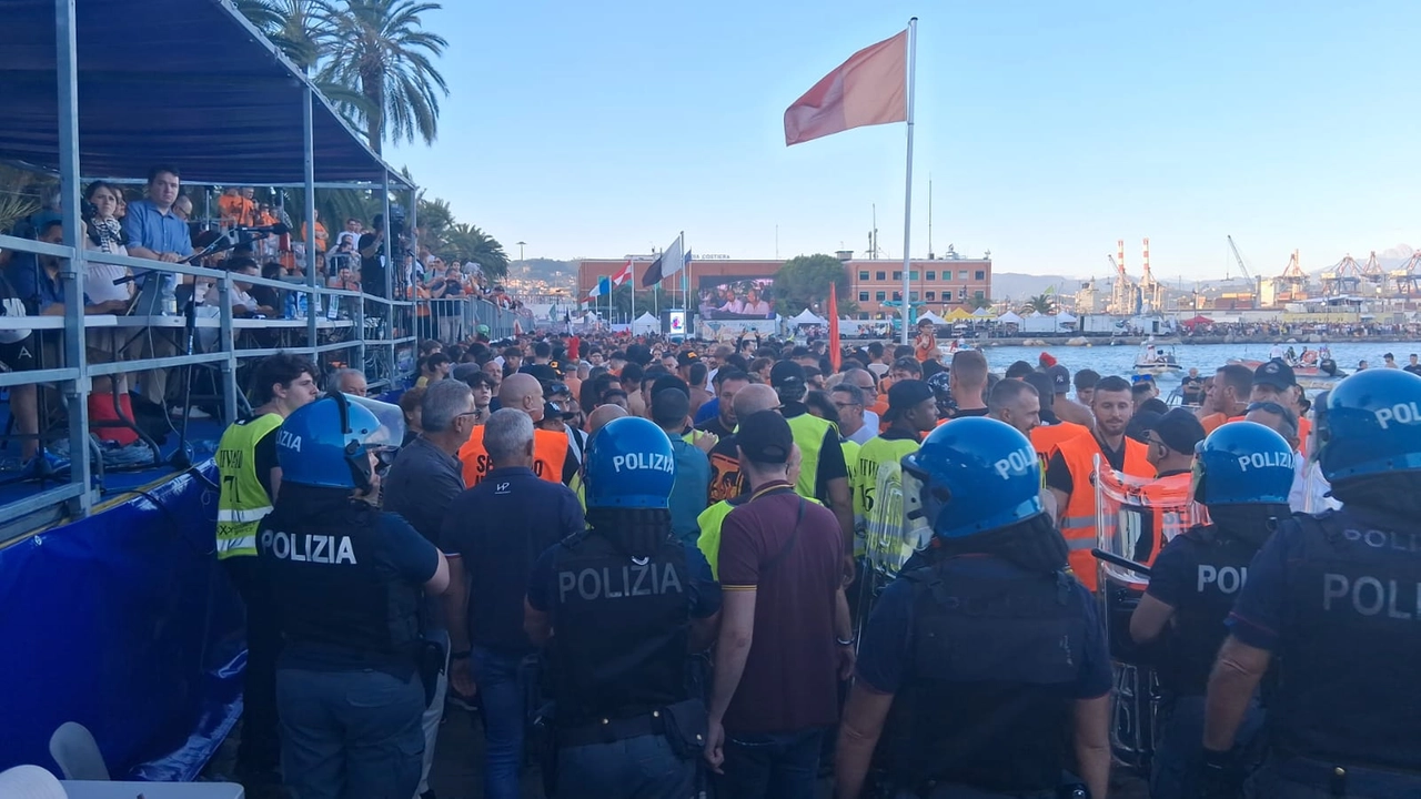 Tensioni tra tifosi, il cordone della polizia