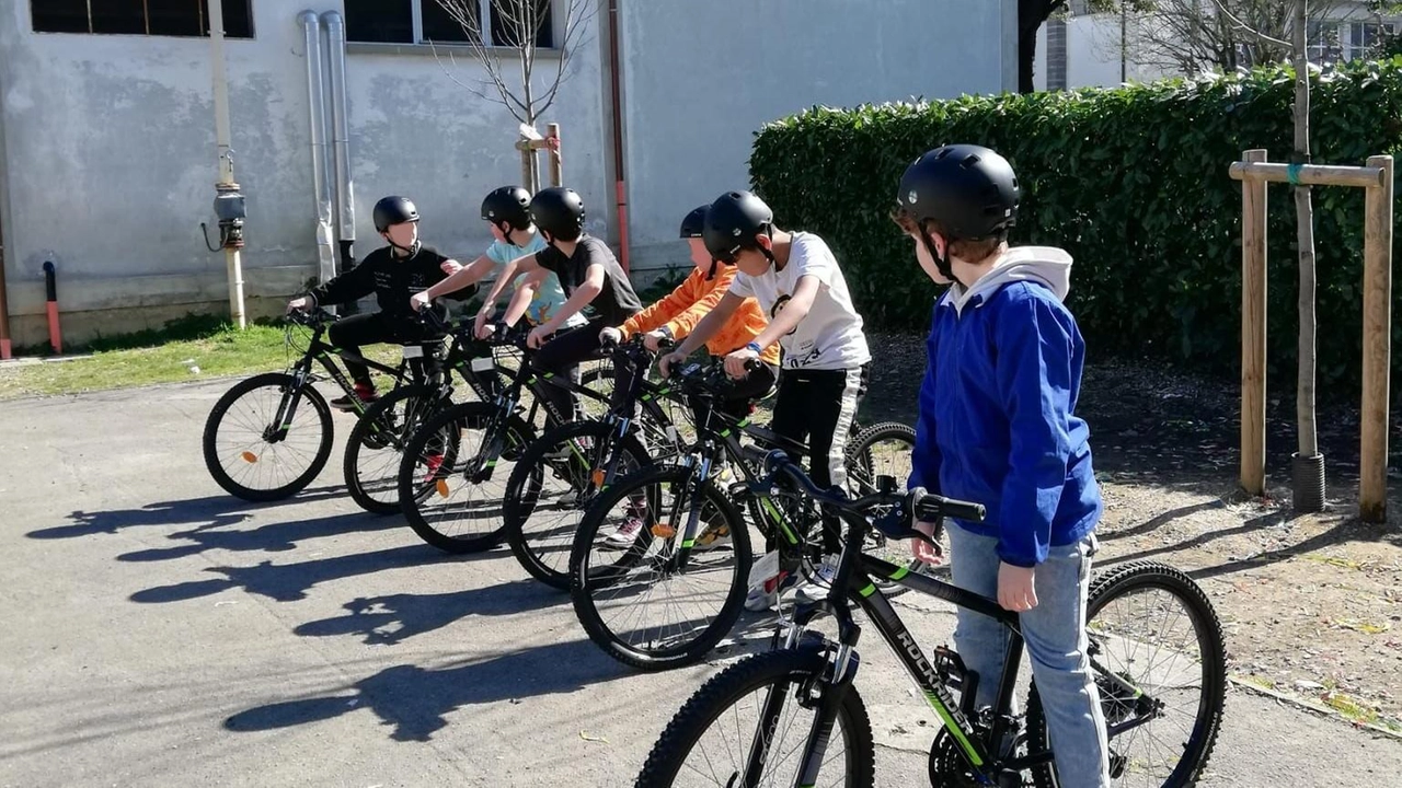E’ una delle prime scuole in Italia dotata di bici e annesso kit di sicurezza. A braccetto anche con il Giro d’Italia e il progetto Biciscuola 2025 . .