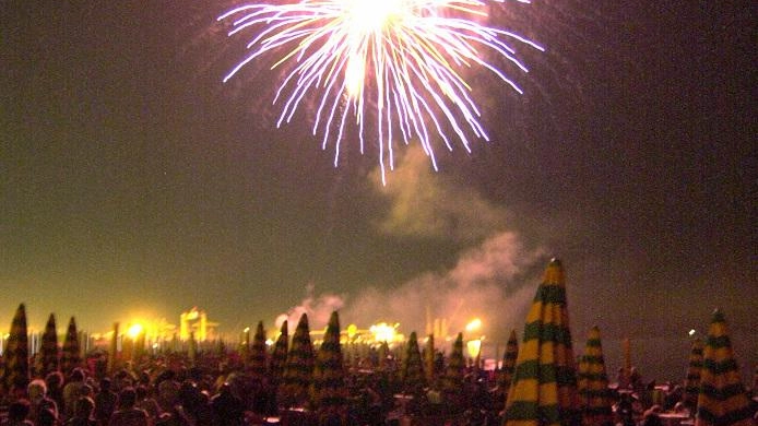 Torna stasera lo spettacolo pirotecnico a Marina di Carrara Torna stasera lo spettacolo pirotecnico a Marina di Carrara