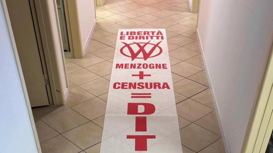 Uno striscione sequestrato Uno striscione sequestrato