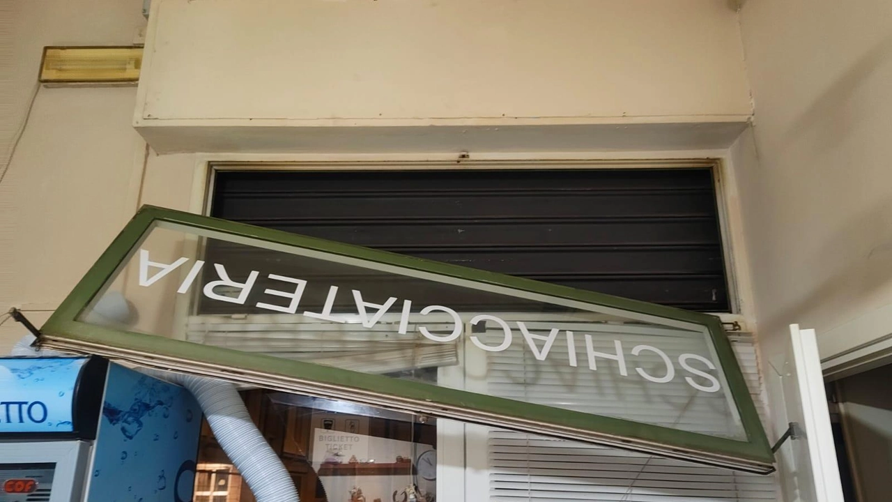 La Schiacciateria danneggiata dal raid nella notte La Schiacciateria danneggiata dal raid nella notte