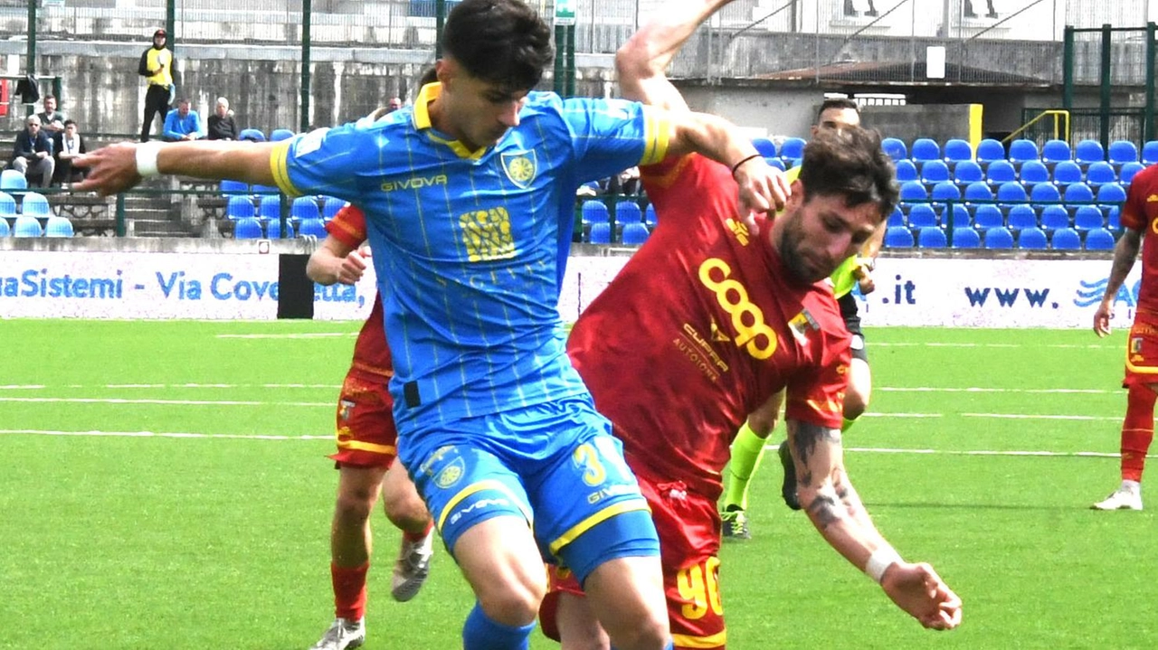 Il difensore della Carrarese Guarino ha riconquistato la maglia della nazionale