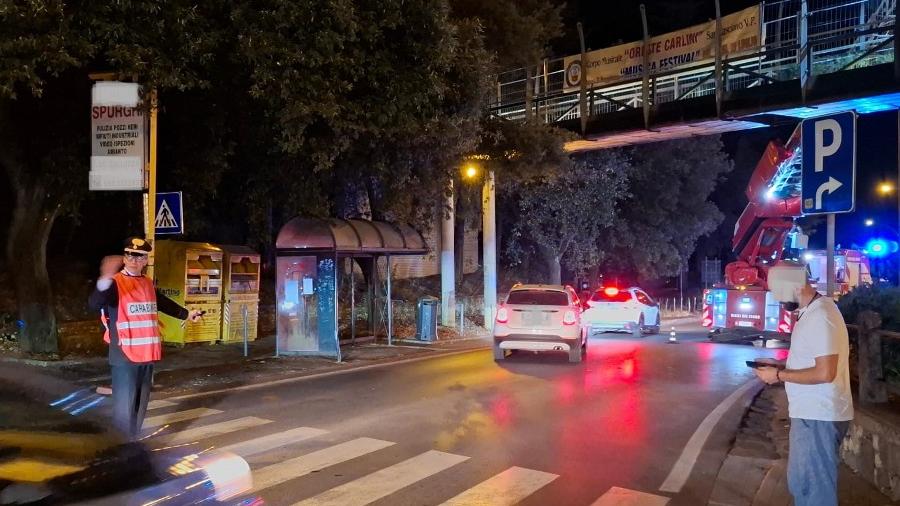 Grosso ramo cade sulla passerella pedonale durante la festa: arrivano i vigili del fuoco