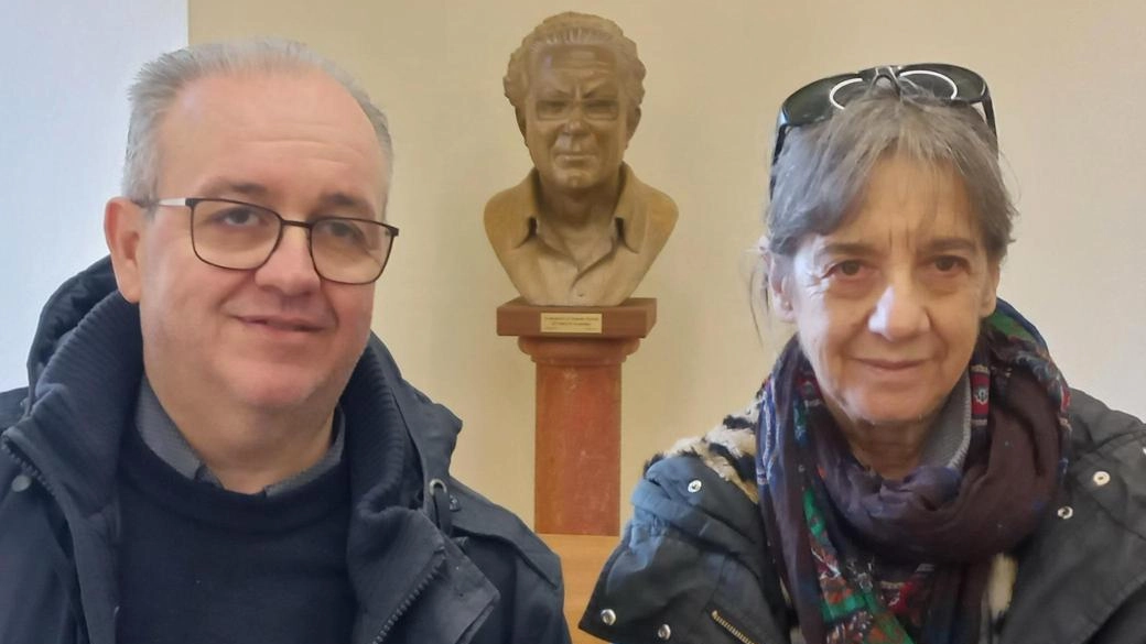 Il presidente della Croce Verde Gabriele Dalle Luche con Daniela Bertolucci dell’Associazione tutela ambientale della Versilia mentre presentano il volume Il presidente della Croce Verde Gabriele Dalle Luche con Daniela Bertolucci dell’Associazione tutela ambientale della Versilia mentre presentano il volume