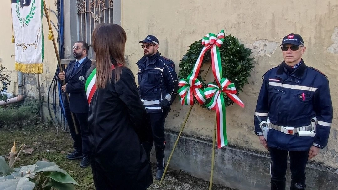 Un momento della cerimonia in ricordo degli otto operai livornesi della Saffa, che l’8 marzo 1944 furono catturati e deportati nei campi di concentramento nazisti, dai quali non fecero mai più ritorno Un momento della cerimonia in ricordo degli otto operai livornesi della Saffa, che l’8 marzo 1944 furono catturati e deportati nei campi di concentramento nazisti, dai quali non fecero mai più ritorno