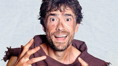 Giovanni Scifoni domani alle 21.30 porta in scena il suo spettacolo “Fra -. San Francesco, la superstar del Medioevo“