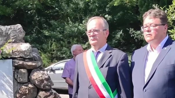Il sindaco Meoni al monumento vittime della strage di Falzano Il sindaco Meoni al monumento vittime della strage di Falzano