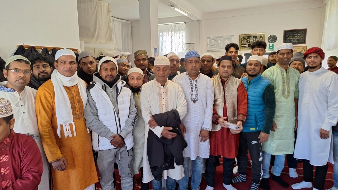 A sinistra e in basso due immagini della festa di fine Ramadan della comunità islamica di Piancastagnaio