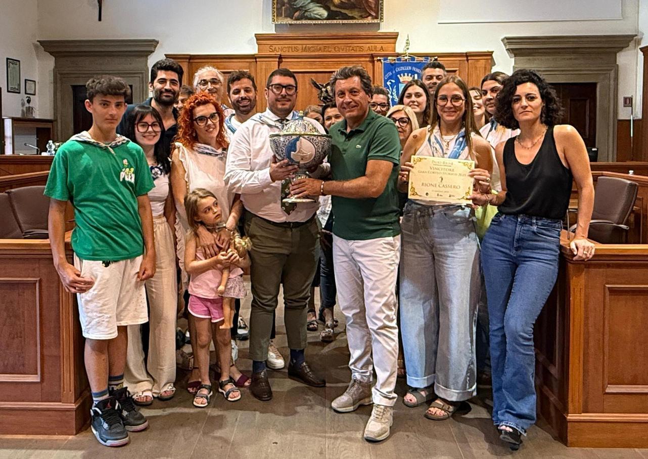 medaglia d8217oro del corteggio agnelli premia il rione cassero