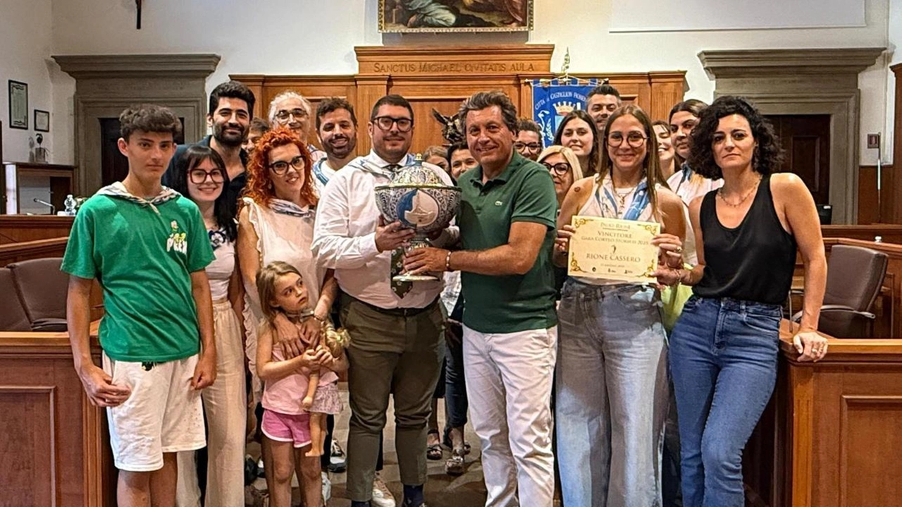 Il sindaco Mario Agnelli premia il presidente del Rione Cassero Michele Falomi per il miglior corteggio del Palio dei Rioni 2025 Il sindaco Mario Agnelli premia il presidente del Rione Cassero Michele Falomi per il miglior corteggio del Palio dei Rioni 2025