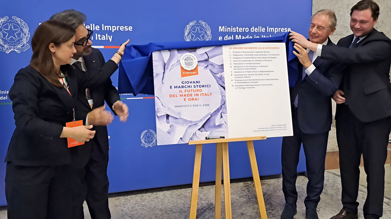 Tommaso Inghirami (a destra) è accanto al ministro Adolfo Urso è stato nominato coordinatore del Gruppo Giovani dell’Associazione Marchi Storici d’Italia Tommaso Inghirami (a destra) è accanto al ministro Adolfo Urso è stato nominato coordinatore del Gruppo Giovani dell’Associazione Marchi Storici d’Italia